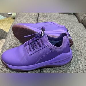 Like new Clove purple classic healthcare shoes women’s 9, 7.5 men’s